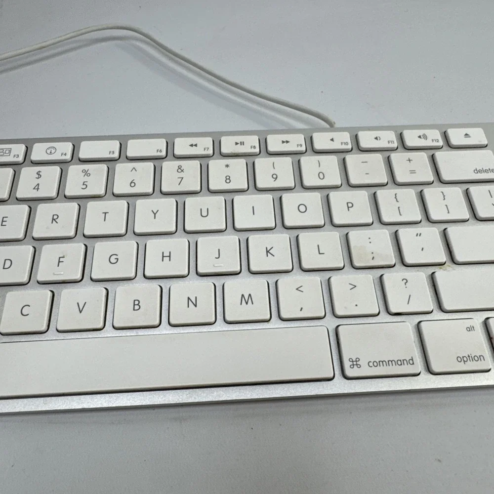 Apple A1243 MB110LL/A Wired slim usb Keyboard Excellent Condition